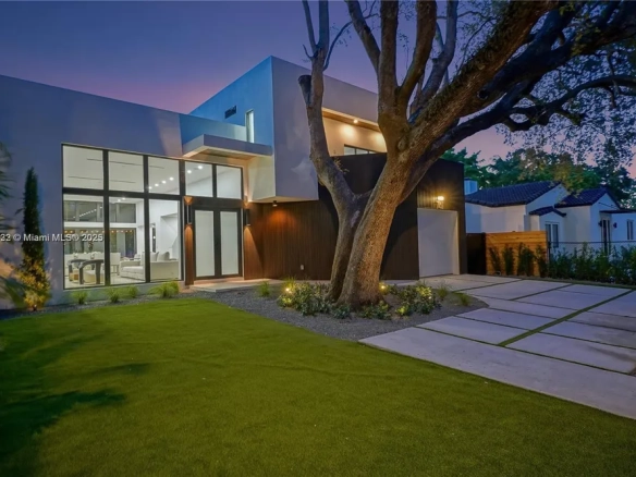 Prestigiosa villa a Miami con piscina
