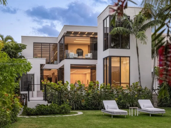 Rifinita villa sul mare a Miami