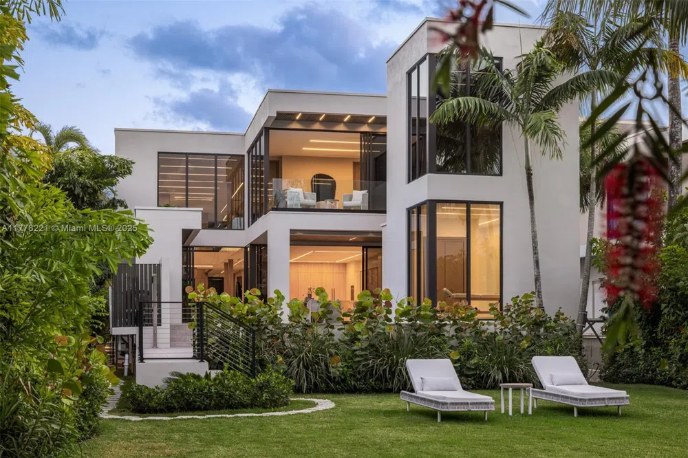 Rifinita villa sul mare a Miami