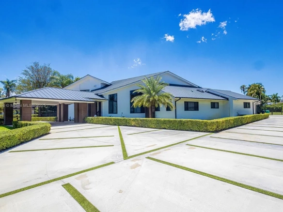 Villa a Miami con piscina e campo da tennis