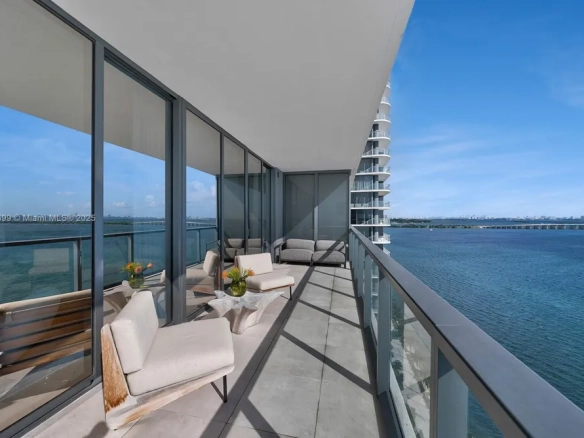 Elegante appartamento a Miami con vista mare