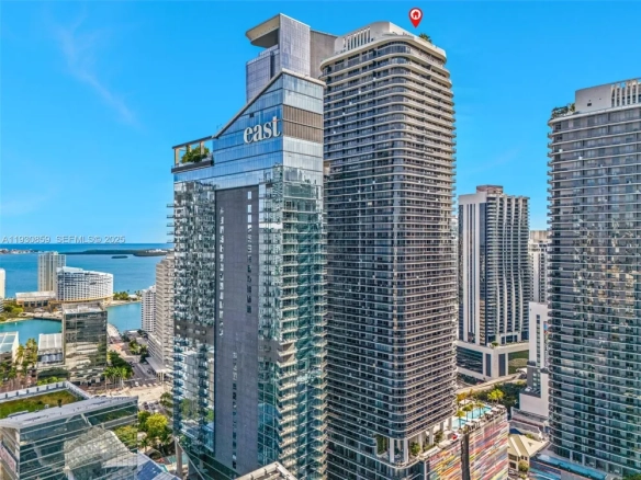 Residenza di Design con Balcone Avvolgente e Vista Mozzafiato a Brickell