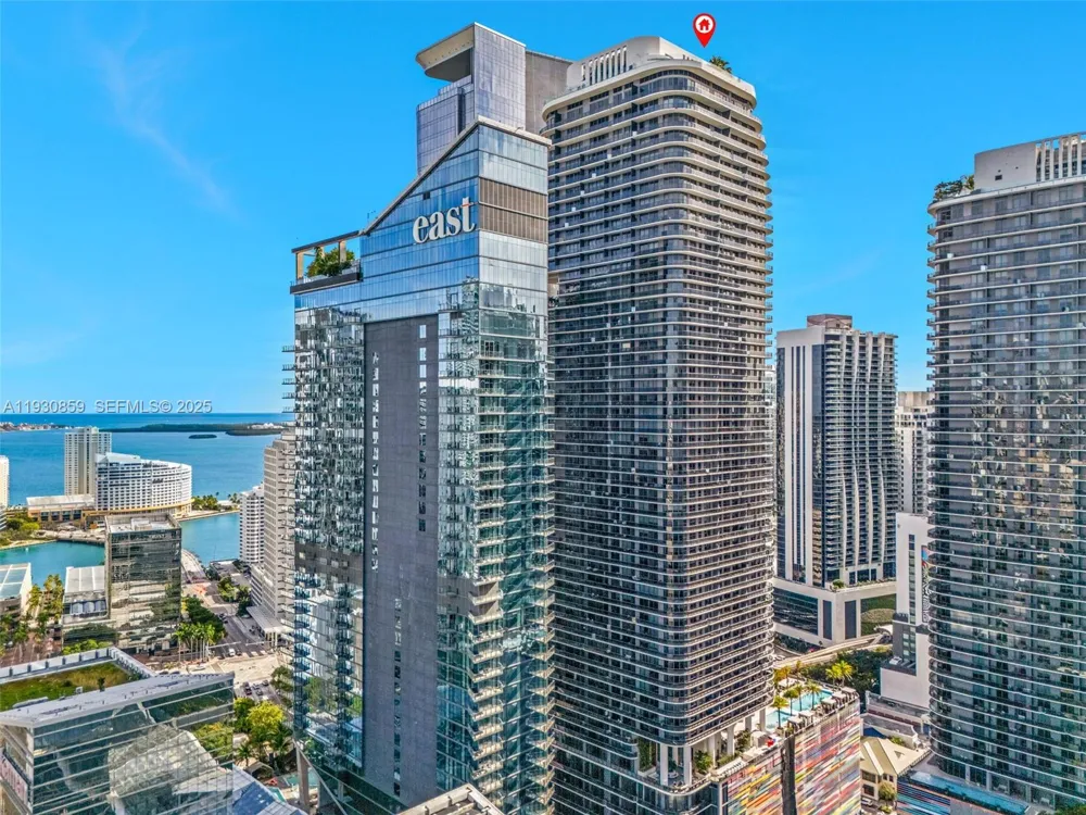 Residenza di Design con Balcone Avvolgente e Vista Mozzafiato a Brickell