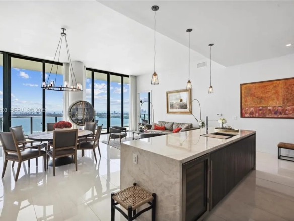 Attico Panoramico con Vista Totale sulla Baia di Biscayne a Edgewater