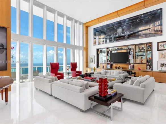 Ultra-Luxury Waterfront Duplex con Piscina Privata e Yacht Dock a Miami