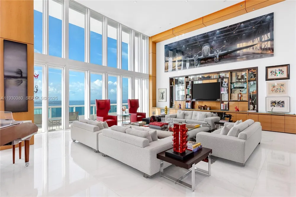 Ultra-Luxury Waterfront Duplex con Piscina Privata e Yacht Dock a Miami