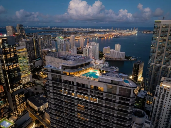 Penthouse Iconico al 59° Piano con Viste Infinite sul Tramonto a Brickell