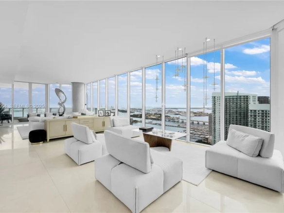 Paramount Bay Penthouse: Una Casa di Design Sopra la Baia