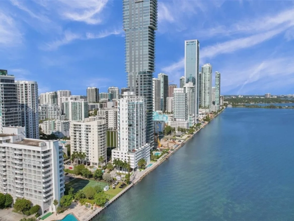 Lusso Costiero Assoluto: Attico Fronte Mare con Vista Senza Interruzioni