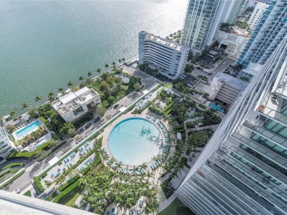 Vivere Sopra la Città: Dimora Panoramica con Finiture Sartoriali a Edgewater