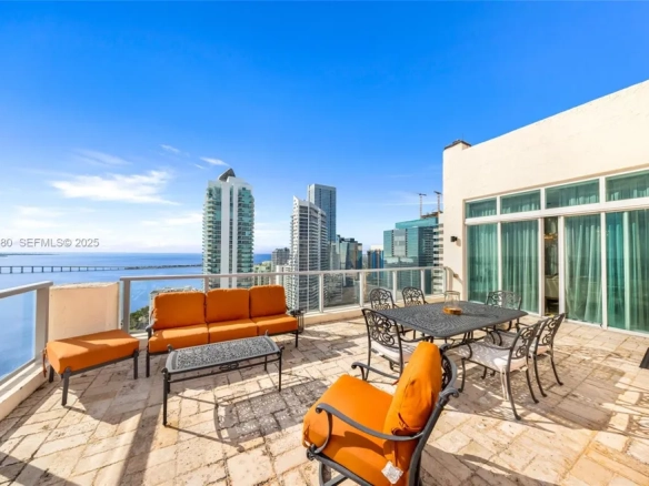 Attico di Prestigio con Vista Totale su South Beach, Fisher Island e Biscayne Bay