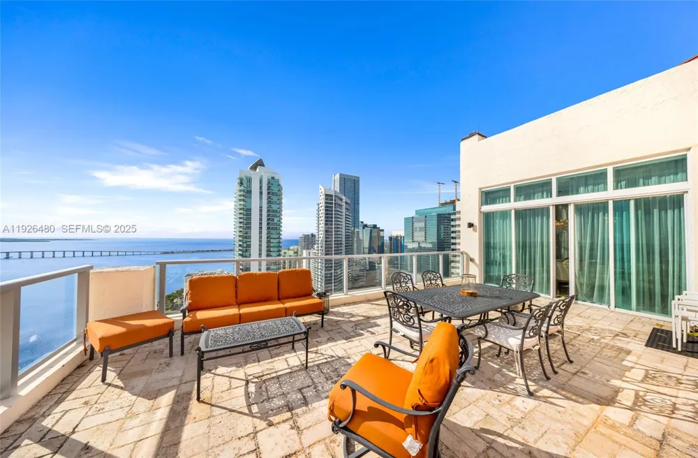 Attico di Prestigio con Vista Totale su South Beach, Fisher Island e Biscayne Bay