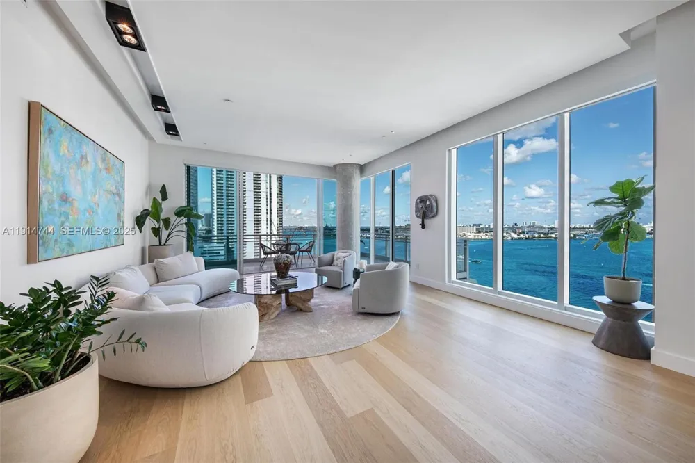 Un Capolavoro nel Cielo di Brickell Key: Residenza Signature con Soffitti Iconici