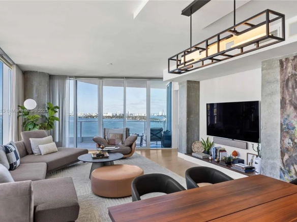 Residenza Fronte Mare Pronta da Vivere nel Cuore di Edgewater