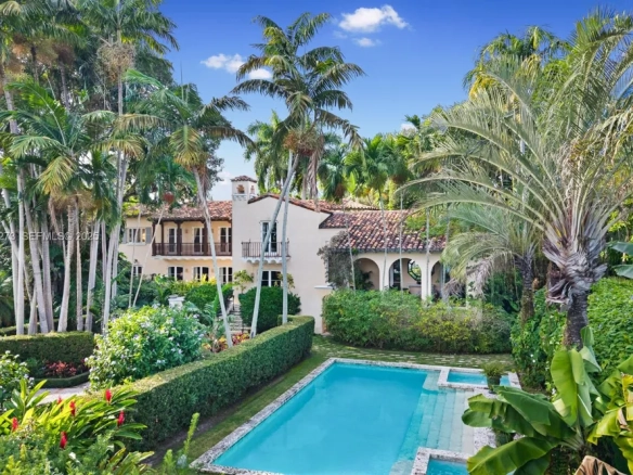 Eleganza Storica sul Lungomare: Villa Privata nella Comunità di The Moorings