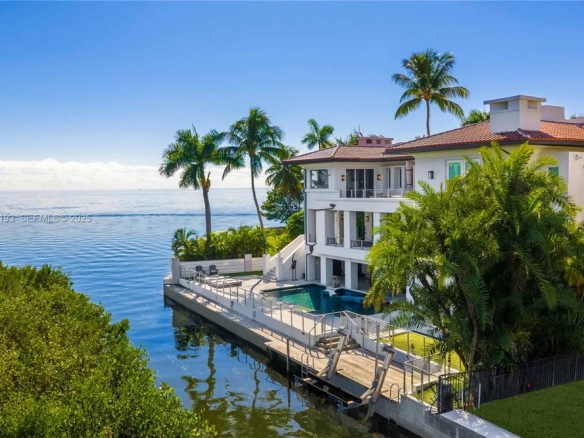 Eleganza Fronte Acqua a Coconut Grove con Vista Skyline e Molo Privato