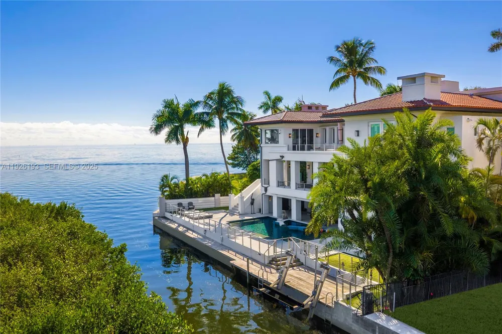 Eleganza Fronte Acqua a Coconut Grove con Vista Skyline e Molo Privato