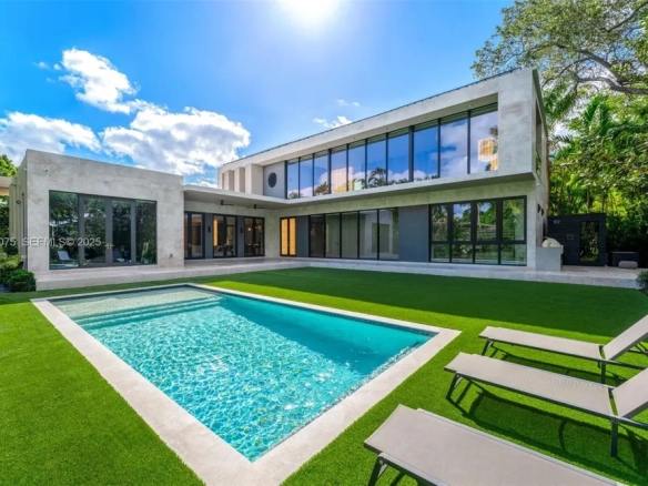 Eleganza Contemporanea e Outdoor Living di Prestigio a Bay Point