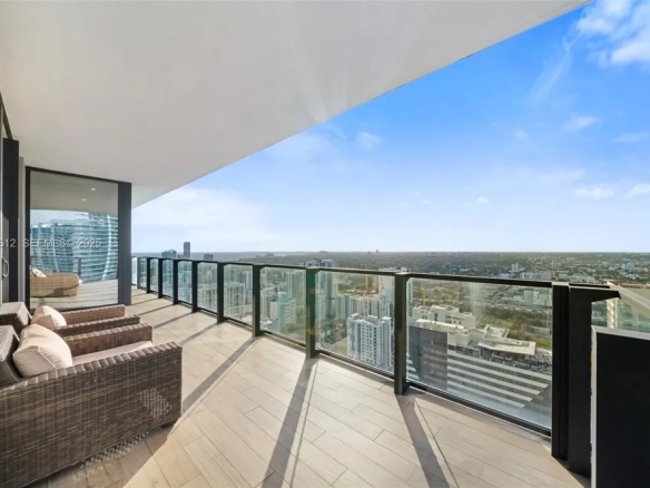 Corner Unit Esclusiva con Balcone Oversize e Viste Aperte su Miami