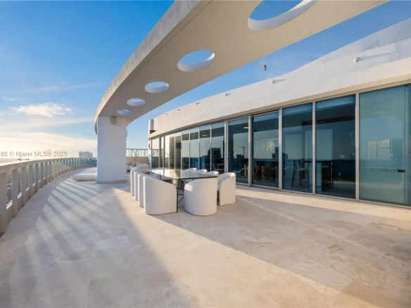 Epic Residences Trophy Home: Lusso Estremo tra Baia, Fiume e Skyline