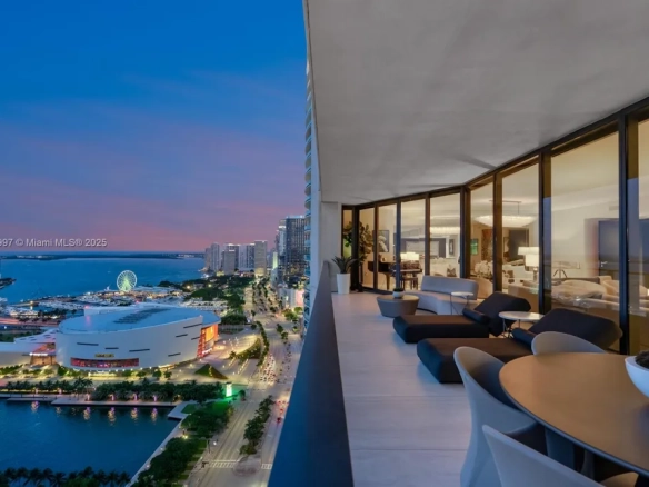 Design Leggendario, Panorama Infinito: Una Residenza da Collezione a Miami
