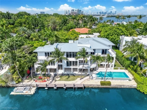 Tenuta Waterfront Privata con 150 Ft di Fronte Acqua nel Cuore Esclusivo di Coconut Grove