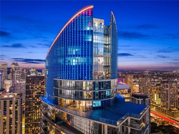 Dimora Iconica al 52° Piano con Terrazza Record a Paramount Miami Worldcenter