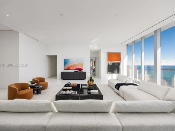 Penthouse Iconico al 57° Piano — Lusso Assoluto nelle Aston Martin Residences