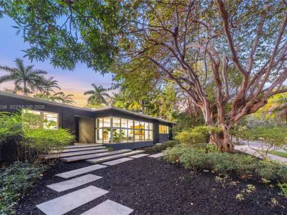 Iconica Residenza Mid-Century su Lotto d’Angolo nel Prestigioso Morningside