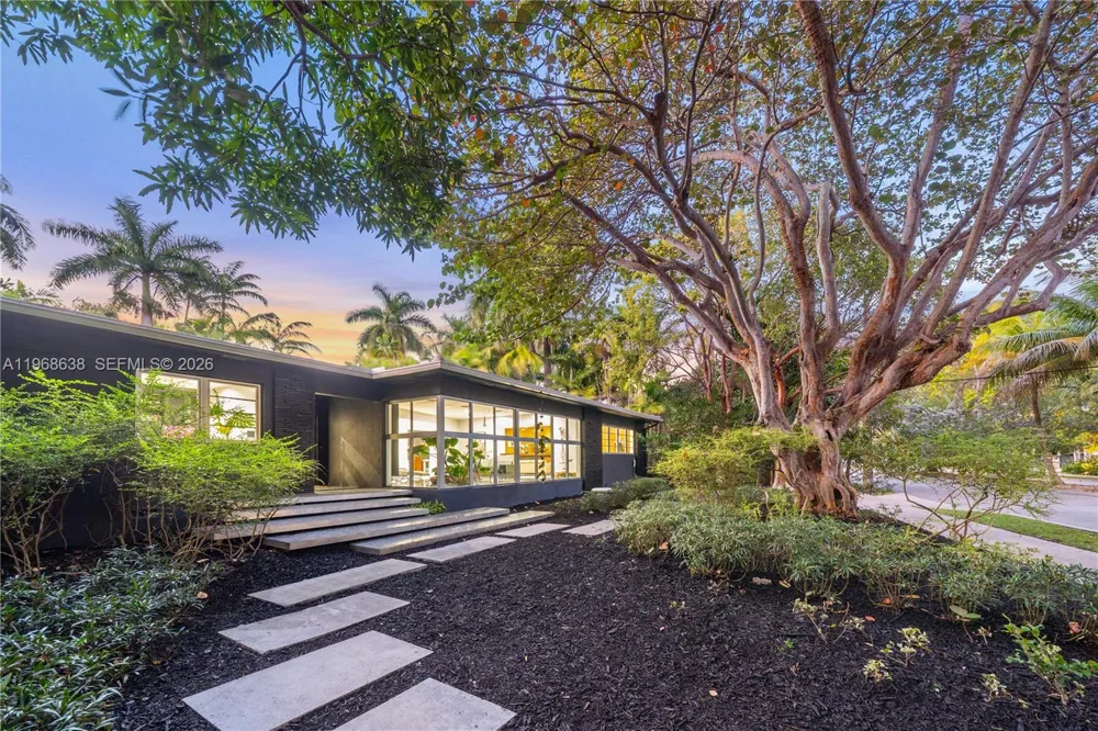 Iconica Residenza Mid-Century su Lotto d’Angolo nel Prestigioso Morningside