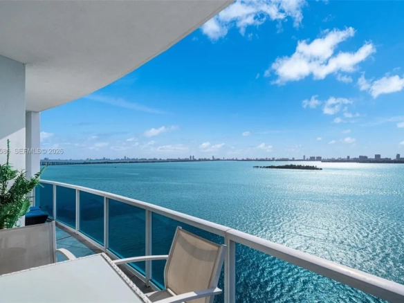 New Wave — Vista Iconica sulla Baia nel Cuore di Edgewater