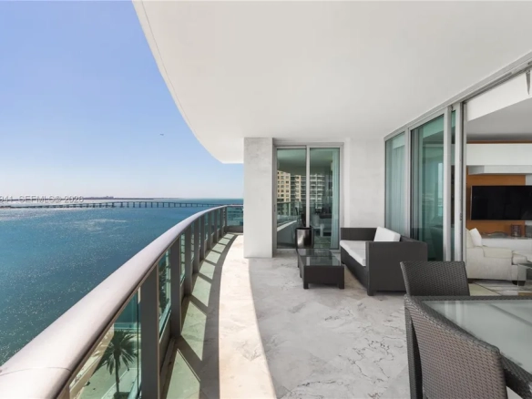 Jade Residences 1901 — Eleganza Panoramica Fronte Baia nel Cuore di Brickell
