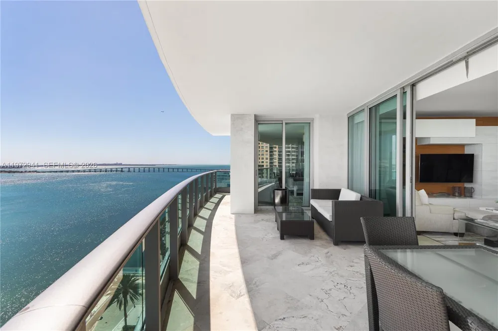 Jade Residences 1901 — Eleganza Panoramica Fronte Baia nel Cuore di Brickell
