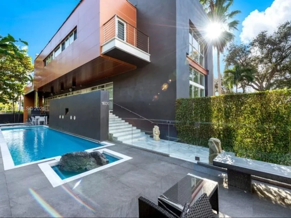 South Bayshore Signature — Modern Luxury con Volumi Iconici