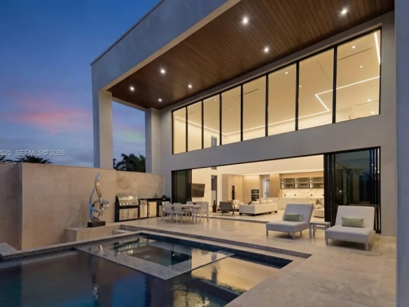 Villa contemporanea fronte baia con molo privato e accesso diretto al mare