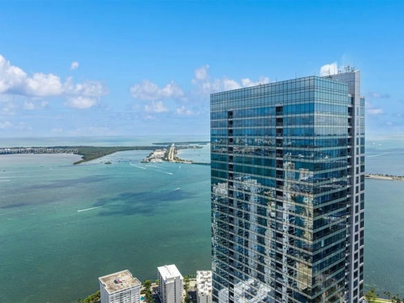 Attico iconico al Four Seasons Brickell con vista oceano e skyline a 360°