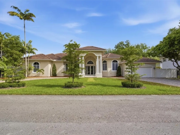 Residenza contemporanea ristrutturata con piscina privata e design esclusivo