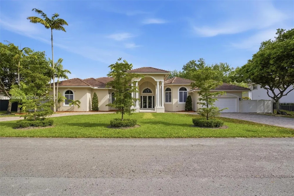 Residenza contemporanea ristrutturata con piscina privata e design esclusivo