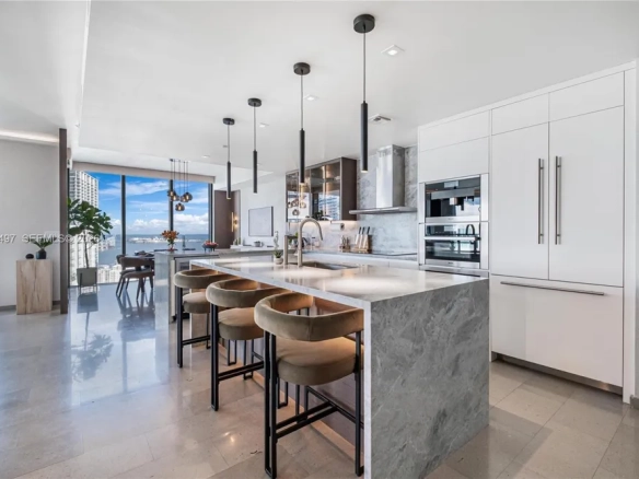 Residenza d’angolo ristrutturata a Reach Brickell City Centre con doppia terrazza panoramica