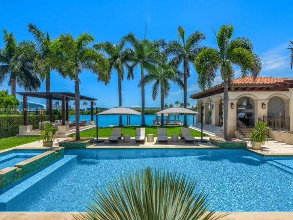 210 Palm Avenue — Iconica waterfront mansion contemporanea a Palm Island