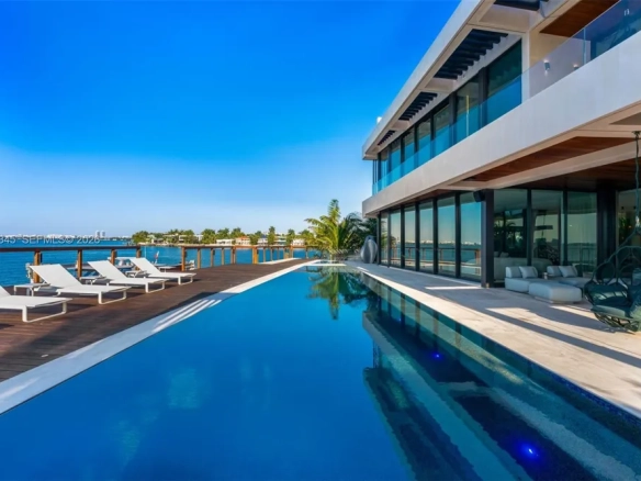 Straordinaria waterfront estate contemporanea con sky lounge e mega yacht dock a Miami