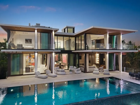 Capolavoro contemporaneo waterfront su Rivo Alto nelle Venetian Islands