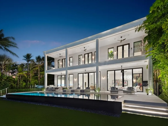 Iconica tenuta neoclassica contemporanea sulle esclusive Venetian Islands