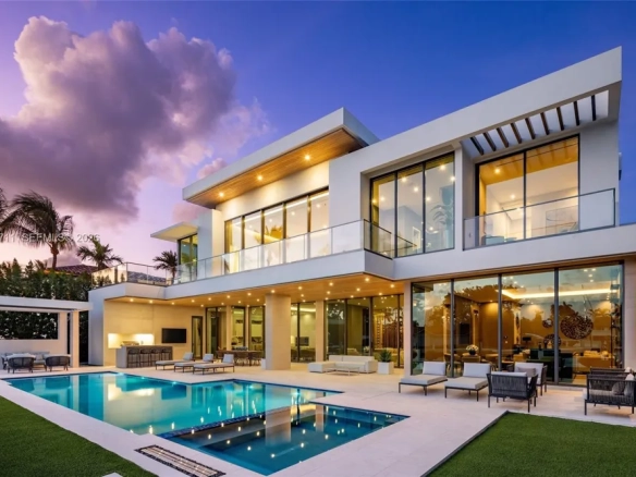Eccezionale Waterfront Estate nella prestigiosa Harbor Beach