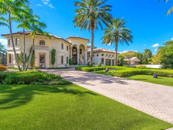 Iconica Tenuta Fronte Mare nella leggendaria Golden Beach