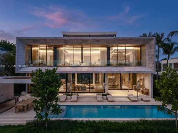 Iconica Waterfront Mansion su Hibiscus Island con 27 Metri di Fronte Mare, Rooftop Panoramico e Vista Skyline di Miami