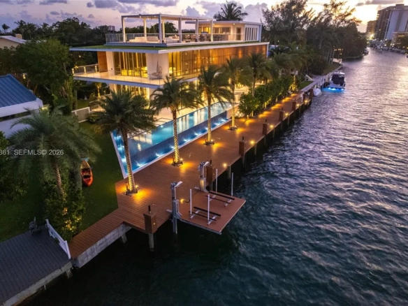 Esclusiva Waterfront Mansion con 41 Metri di Fronte Mare, Infinity Pool in Vetro e Rooftop Panoramico | Keystone Point, Miami