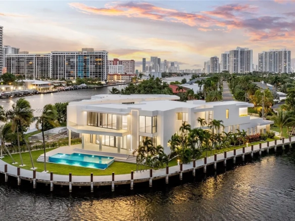 Magnifica Waterfront Estate con 96 Metri di Fronte Mare e Attracco per Mega Yacht di 60 Metri | Golden Isles, Hallandale Beach