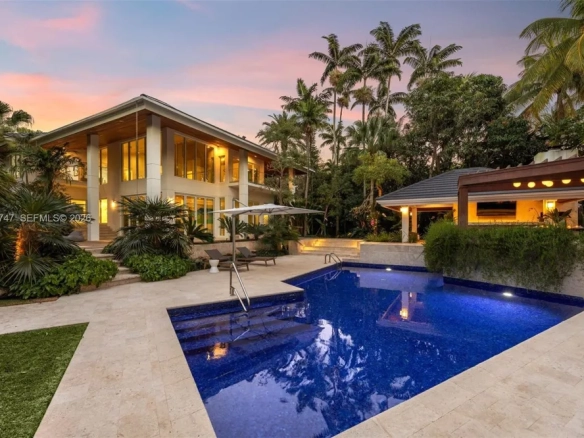 Esclusiva Waterfront Estate a Cocoplum con 76 Metri di Fronte Mare, Molo Privato e Luxury Wellness Retreat
