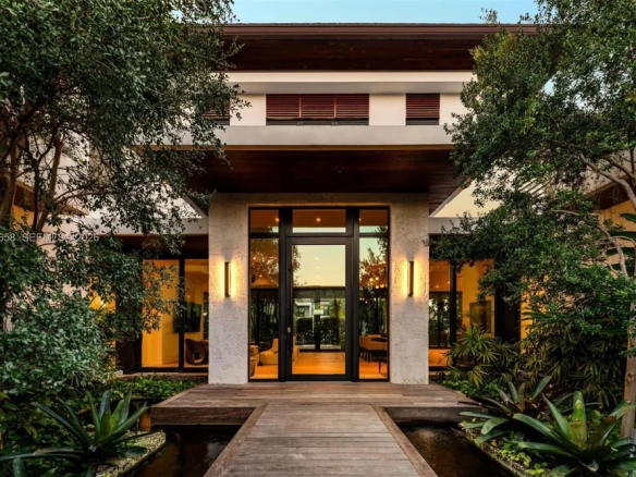 Villa Aman | Esclusiva Balinese Waterfront Estate con Accesso Diretto alla Baia e Attracco Privato | Sunrise Harbour, Coral Gables
